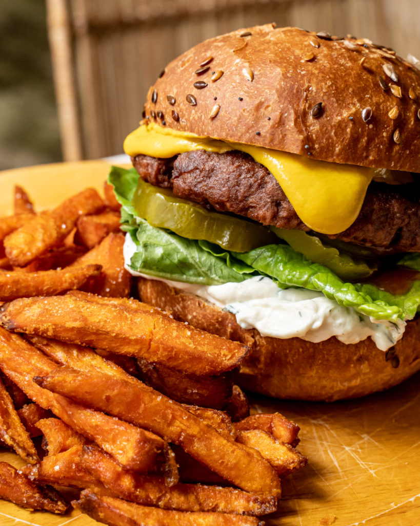 Veggie burger et frites de patates douces Season Paris